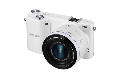 La cámara Samsung NX2000 ya a la venta en España con accesorios exclusivos de Maya Hansen